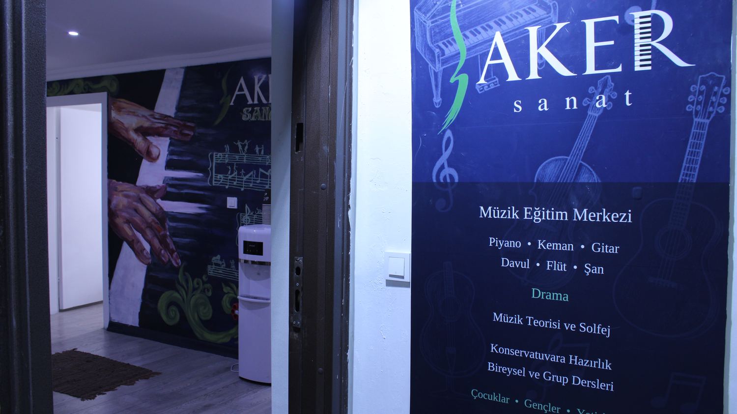 Aker Sanat girişindeki branş panosu