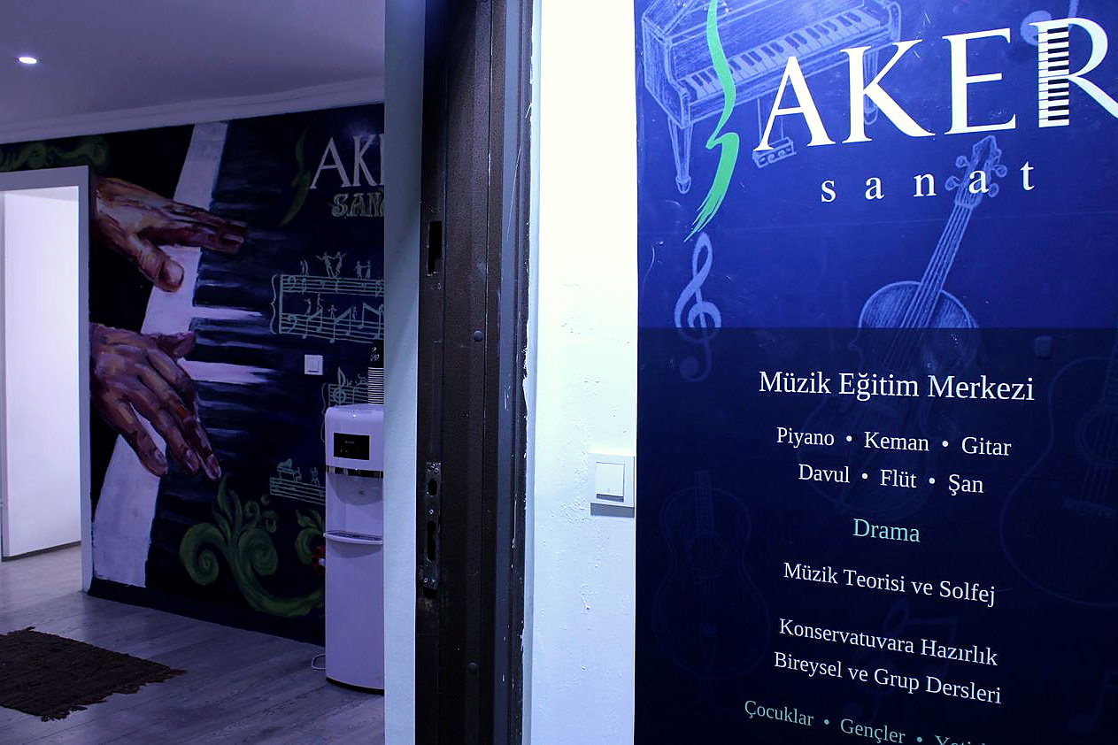 Aker Sanat giriş — branş panosu