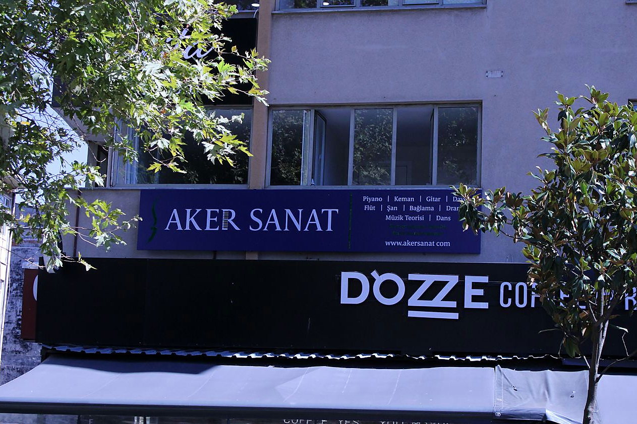 Aker Sanat Kadıköy — akademi binası ve tabela