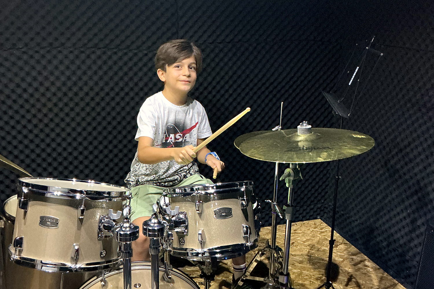 Aker Sanat bateri stüdyosunda çocuk bateri dersi — akustik süngerli özel oda