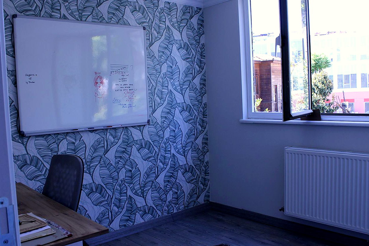 Aker Sanat bireysel ders sınıfı — gün ışığı alan derslik