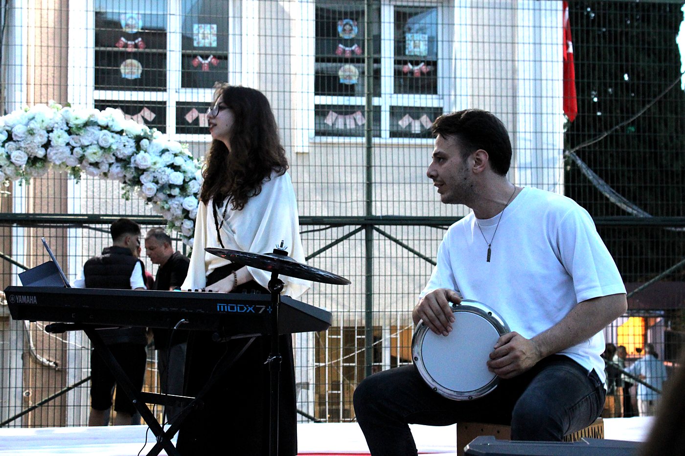 Hasan Doğukan Aker darbuka ile sahnede — perküsyon eğitmeni