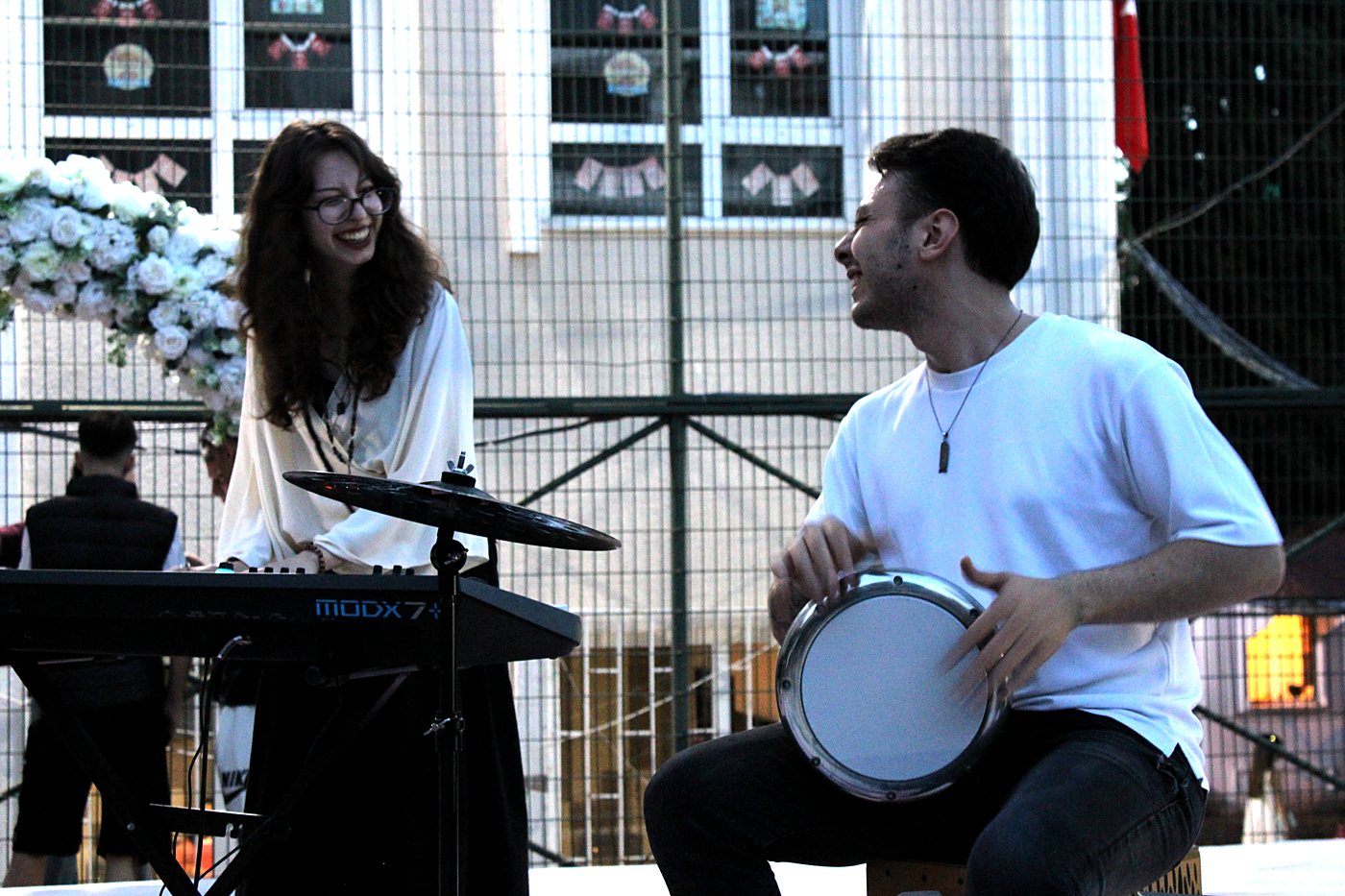 Hasan Doğukan Aker darbuka ile açık hava konserinde