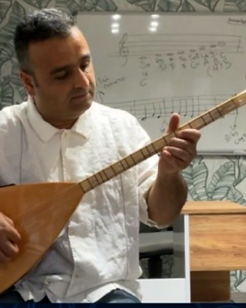 Özgür Altan — Bağlama Eğitmeni