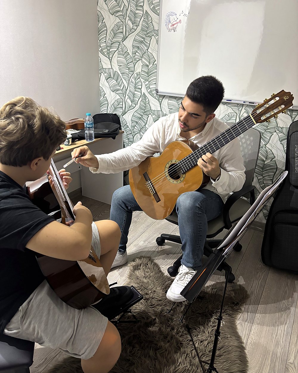 Aker Sanat'ta gitar dersi — Eray Polat öğrencisiyle