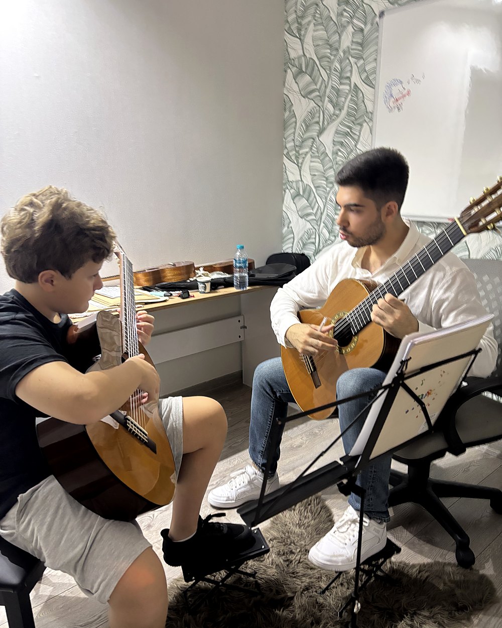 Aker Sanat gitar dersi — eğitmen ve öğrenci birebir çalışırken