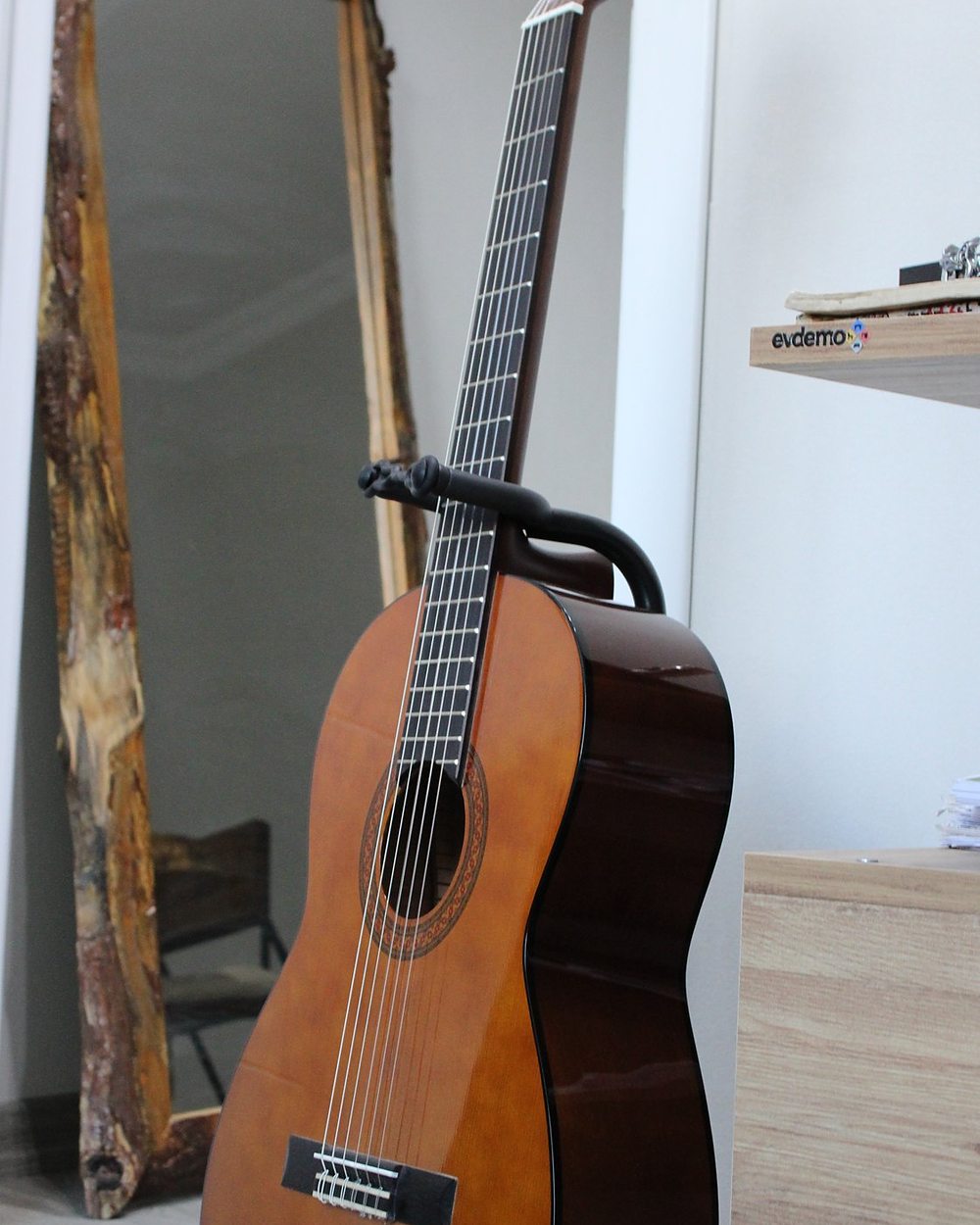 Aker Sanat gitar sınıfında klasik gitar