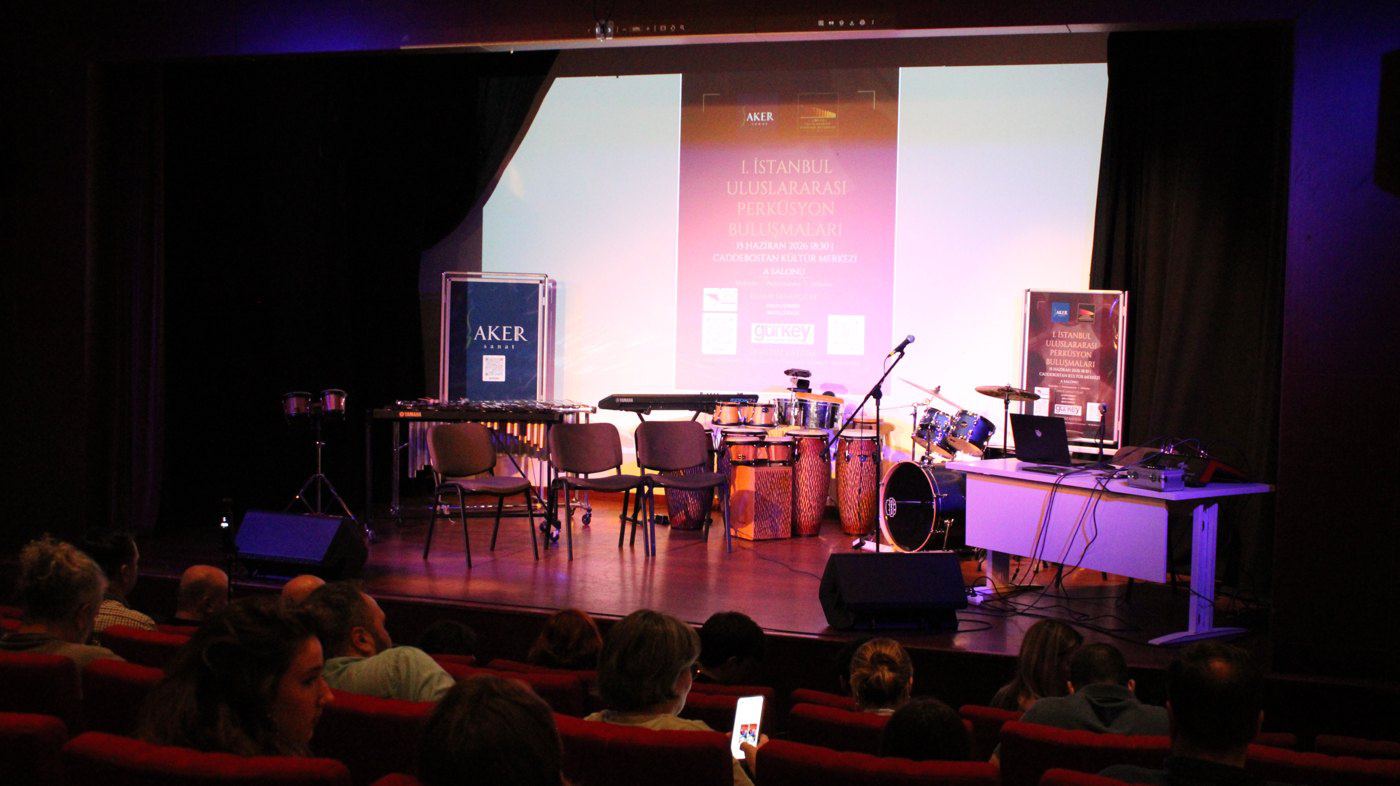 Aker Sanat konser sahnesi kurulumu — perküsyon enstrümanları ve ışık