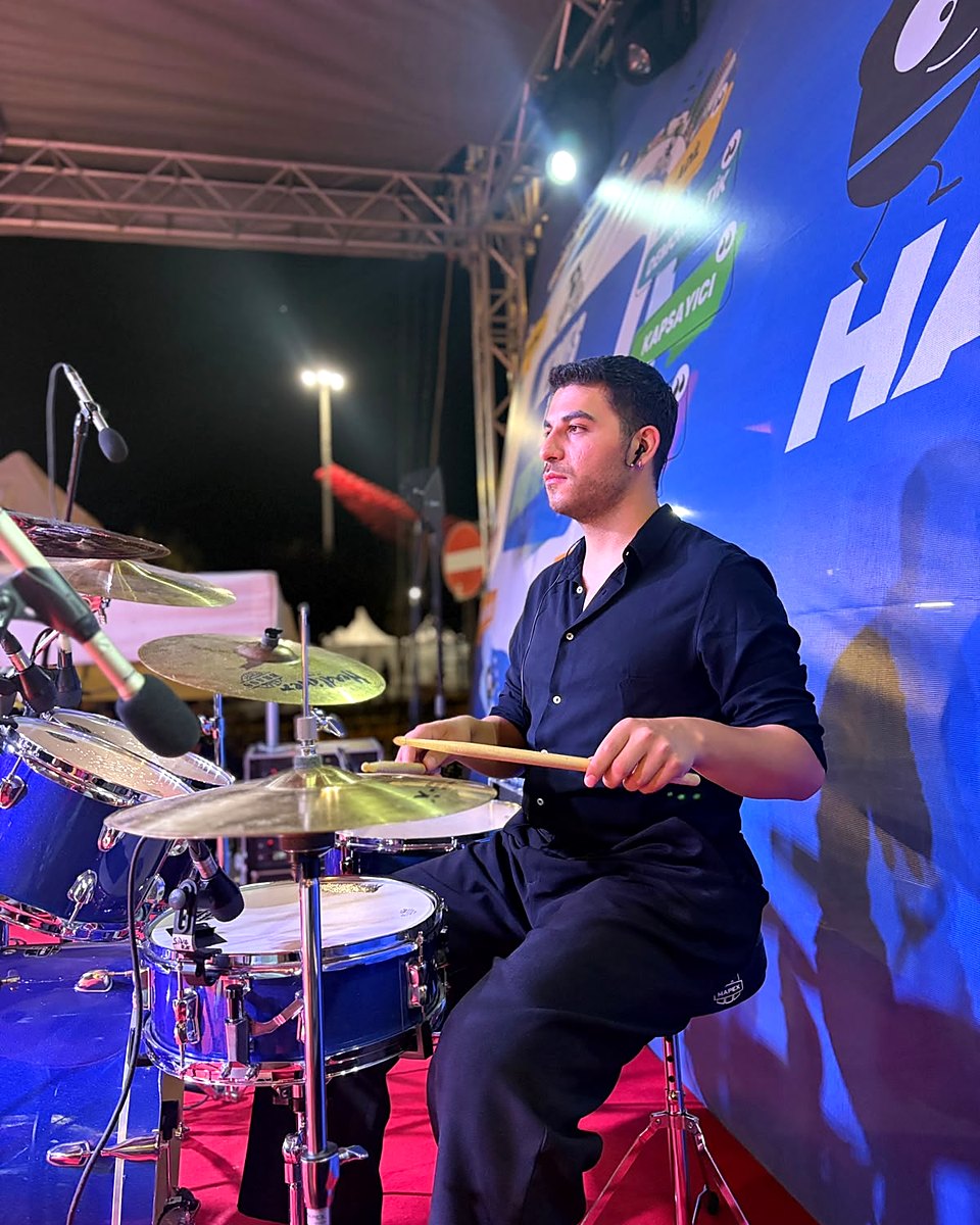 Mehmet Ali Çınar sahnede bateri çalarken — Aker Sanat bateri eğitmeni