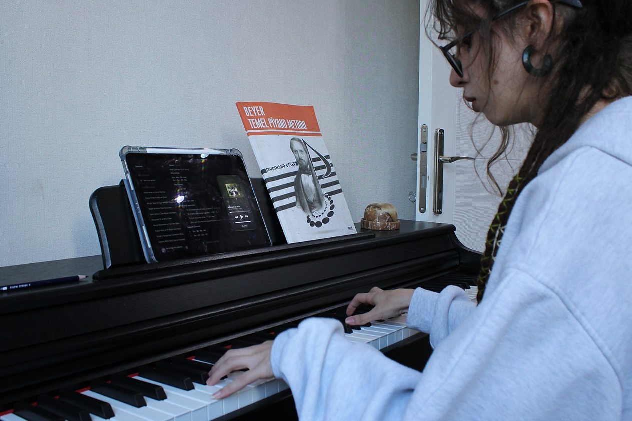 Aker Sanat piyano sınıfında dijital piyanoyla ders