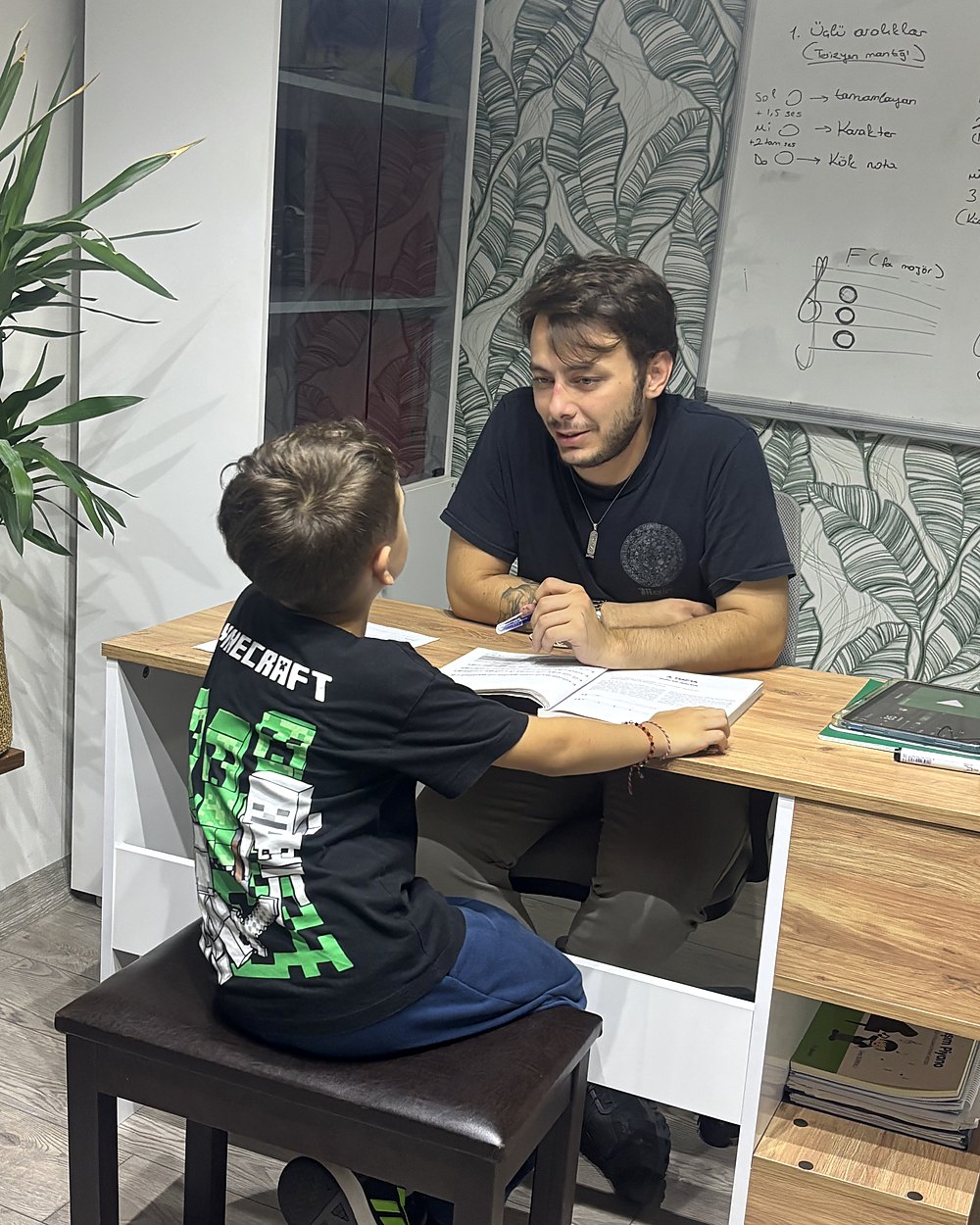 Aker Sanat solfej dersi — kurucu Doğukan Aker öğrencisiyle